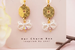 Pearly Bow Huggies